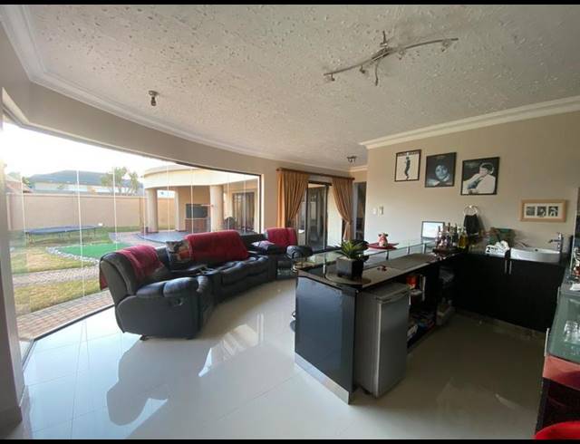 5 BEDROOM HOUSE FOR SALE IN OSLO BEACH